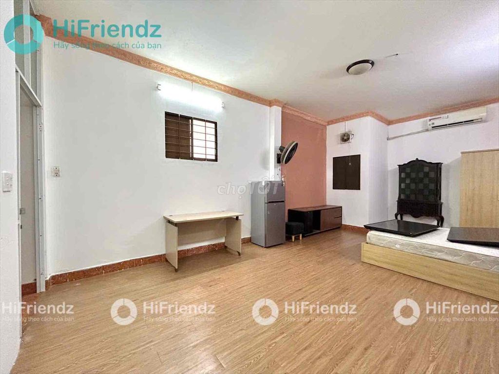 The studio is 45 meters wide. The airport is full of furniture.
