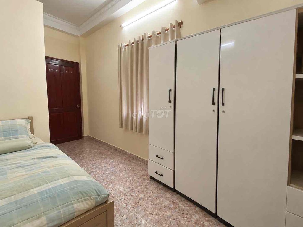 The room has the basic interior window balcony