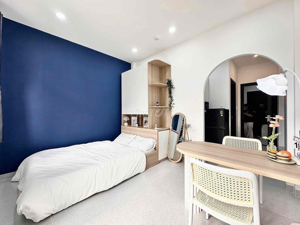 The balcony studio is located right in the center of Bình Thạnh.