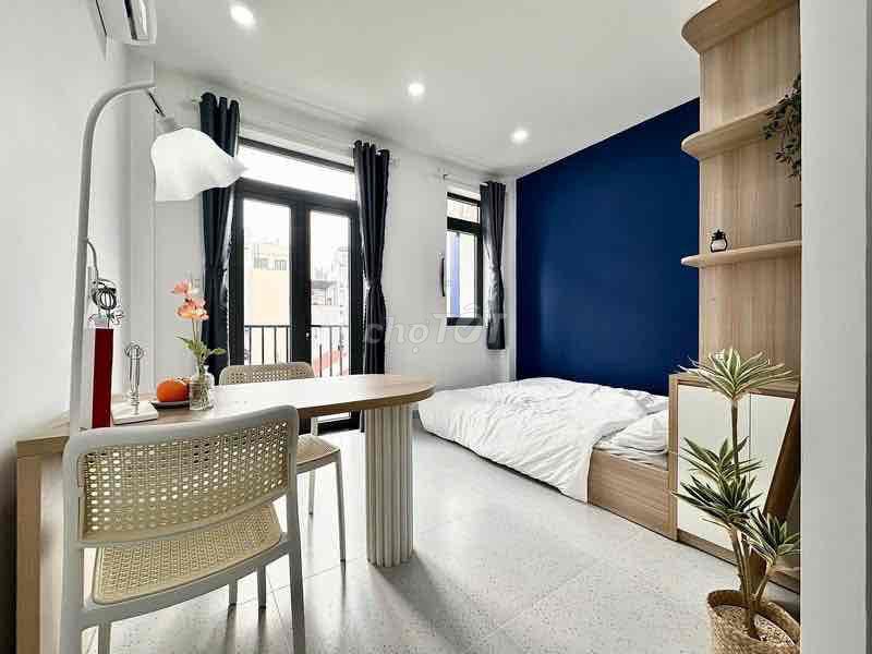 The balcony studio is located right in the center of Bình Thạnh.