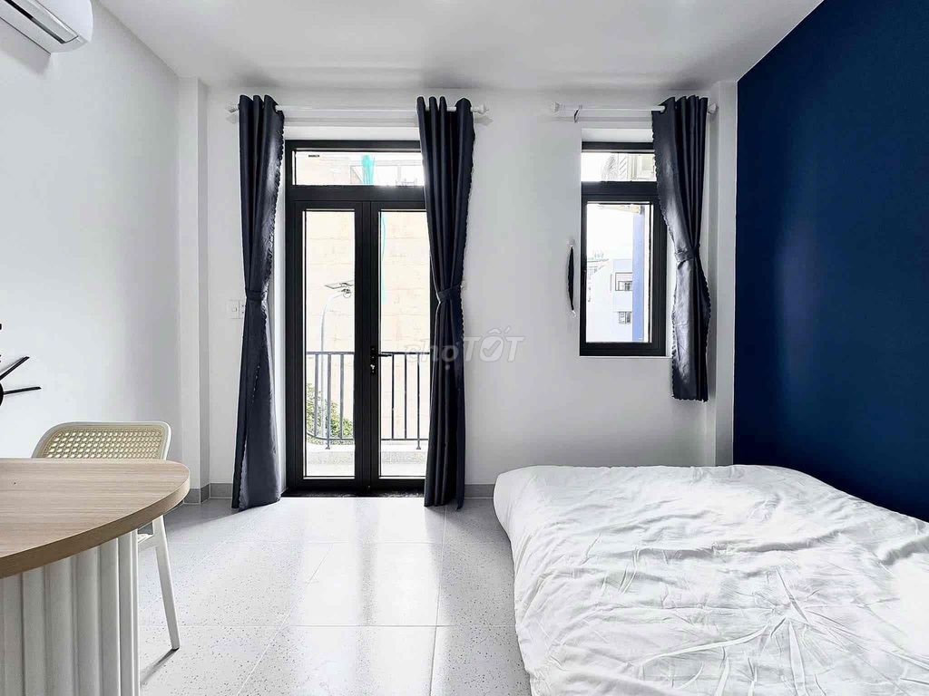The balcony studio is located right in the center of Bình Thạnh.