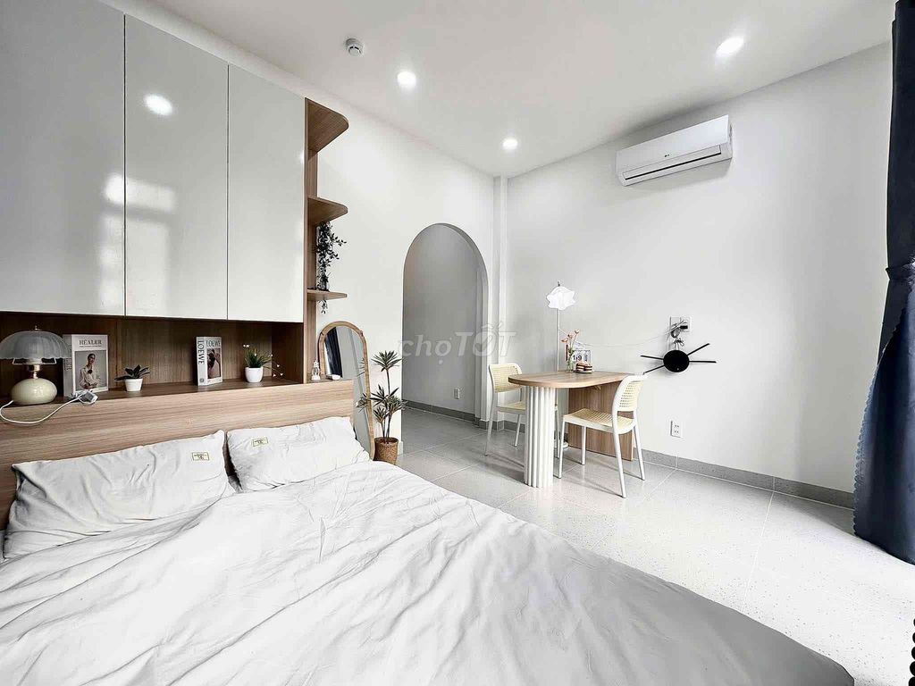 The balcony studio is located right in the center of Bình Thạnh.