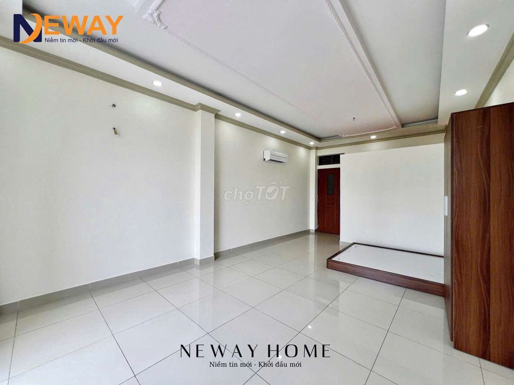 full comfortable balcony near fourth quarter