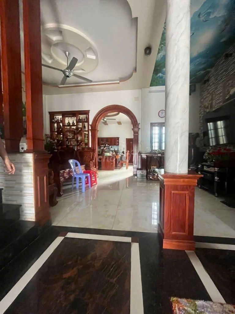 Rent the villa. Eight bedrooms. Seven toilets. 22 million.