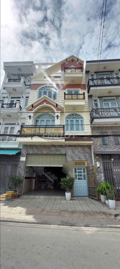 Rent the villa. Eight bedrooms. Seven toilets. 22 million.