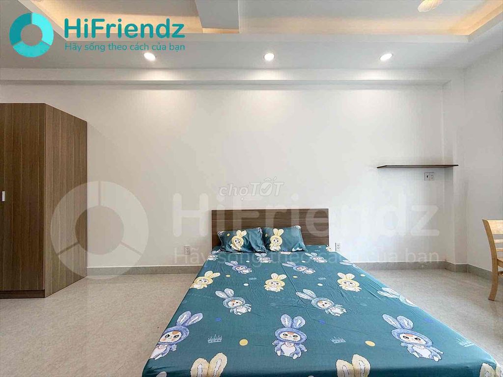 The apartment offers large windows which are really convenient to go to District 12