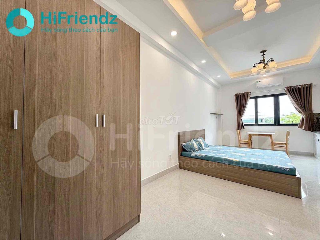The apartment offers large windows which are really convenient to go to District 12
