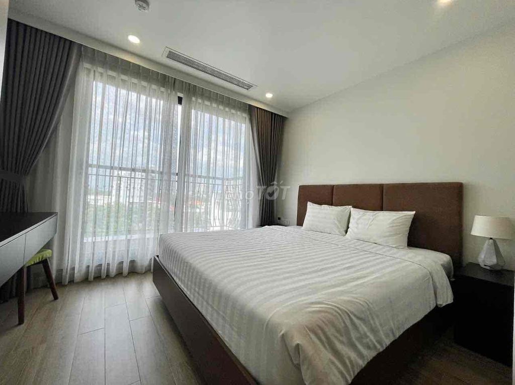 Rent the apartment. A big balconies bedroom.