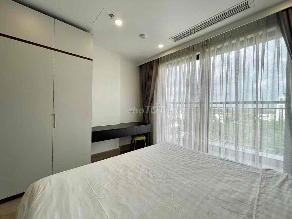 Rent the apartment. A big balconies bedroom.