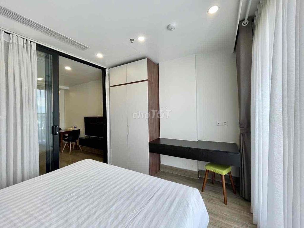 Rent the apartment. A big balconies bedroom.