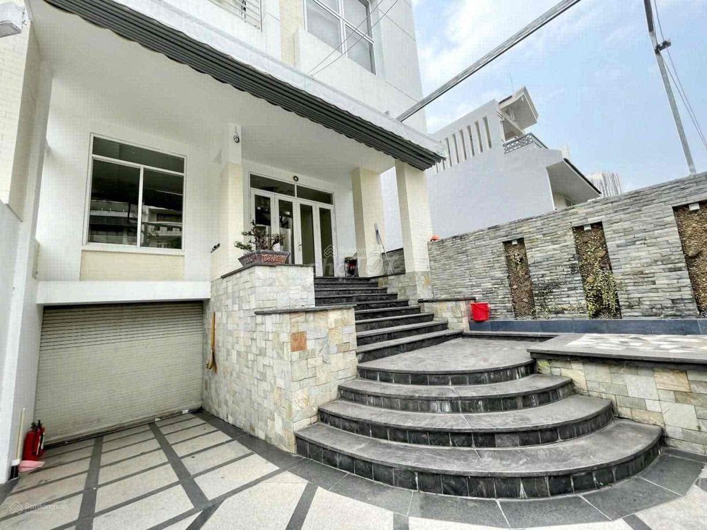 Rent a two-sided mansion, River River Thirty-five bedrooms.