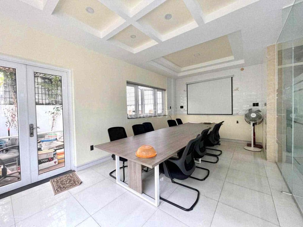 Rent a two-sided mansion, River River Thirty-five bedrooms.