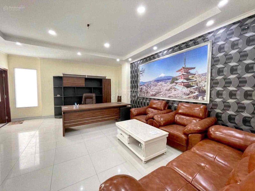 Rent a two-sided mansion, River River Thirty-five bedrooms.