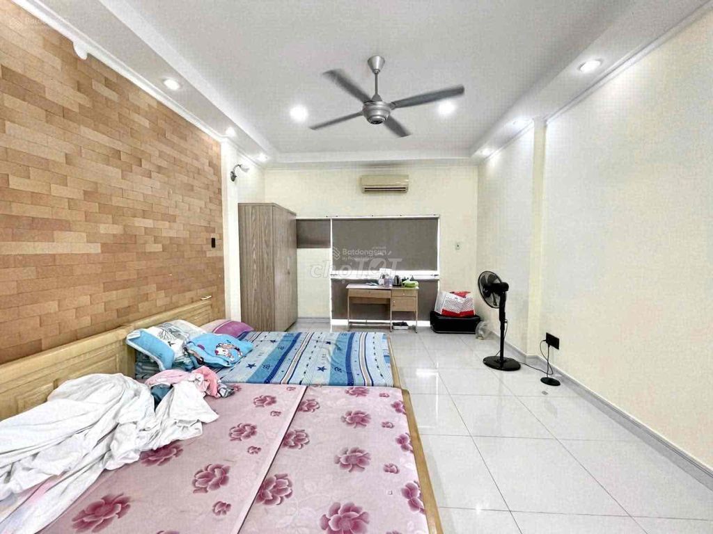 Rent a two-sided mansion, River River Thirty-five bedrooms.