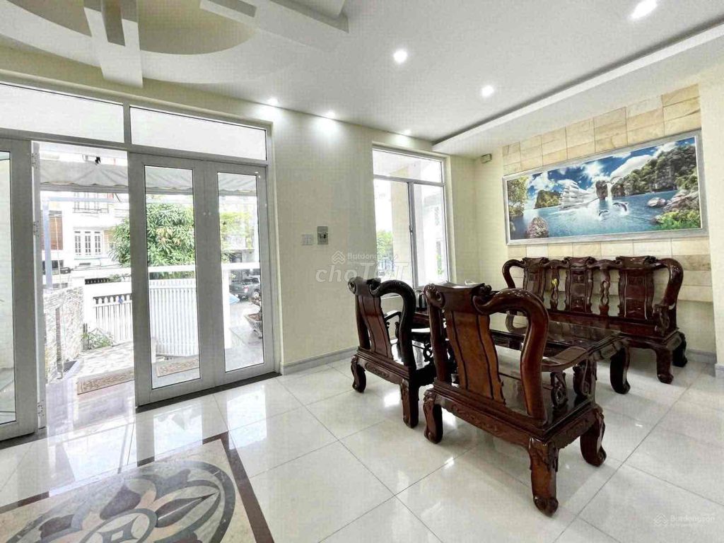 Rent a two-sided mansion, River River Thirty-five bedrooms.