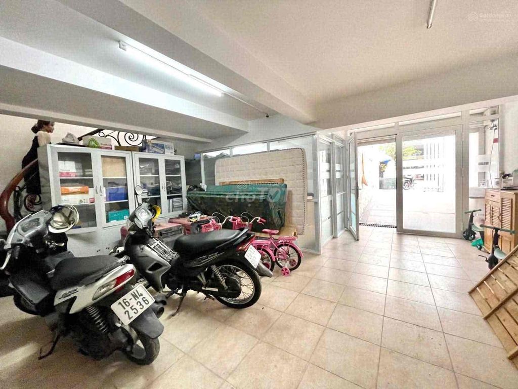 Rent a two-sided mansion, River River Thirty-five bedrooms.