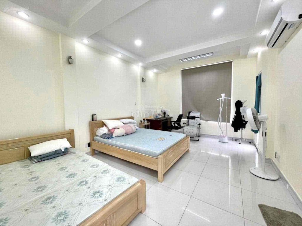 Rent a two-sided mansion, River River Thirty-five bedrooms.