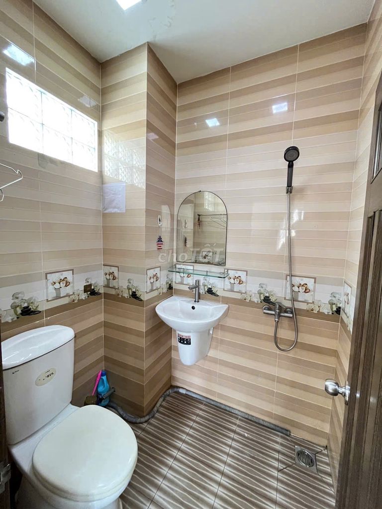 Nguyễn Trãi Hotel, clear room, elevator.