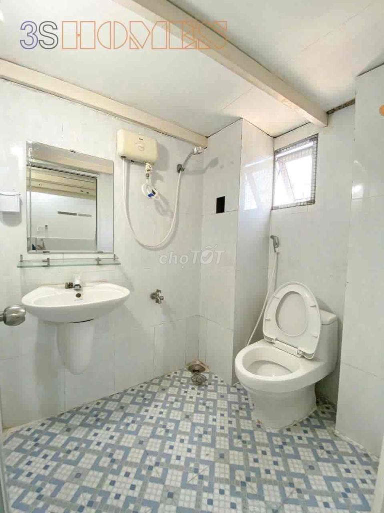 mini apartment has an elevator guard in the front of Tân Bình vhu and halt