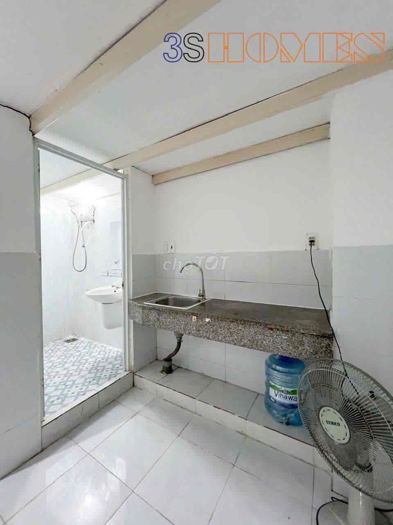 mini apartment has an elevator guard in the front of Tân Bình vhu and halt