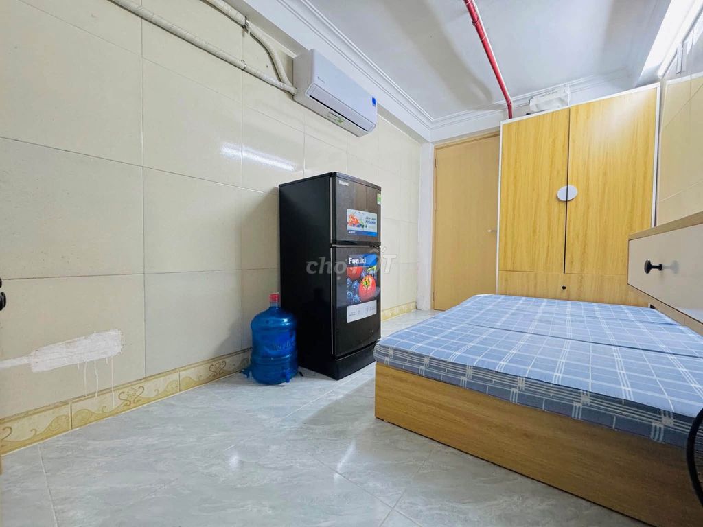 3 million Trương Định in the living room, with the fridge.