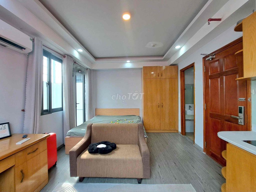The balcony studio's apartment is in front of vlu at the right price.
