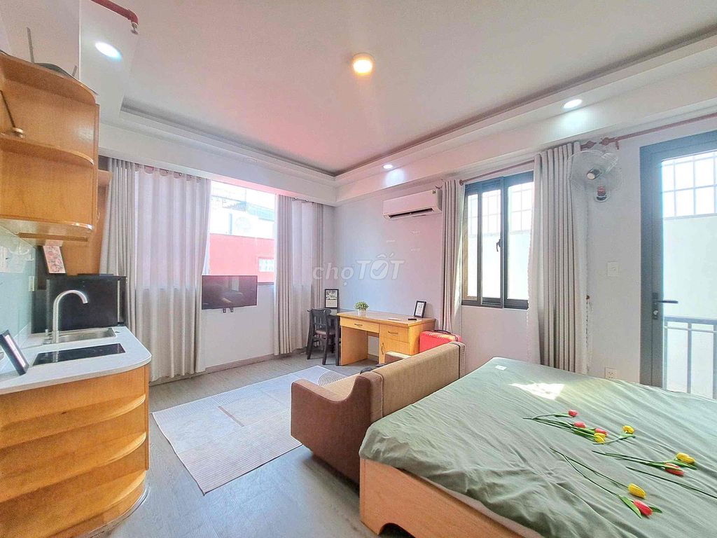 The balcony studio's apartment is in front of vlu at the right price.