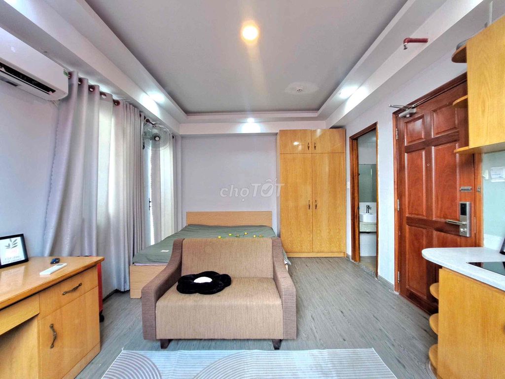 The balcony studio's apartment is in front of vlu at the right price.
