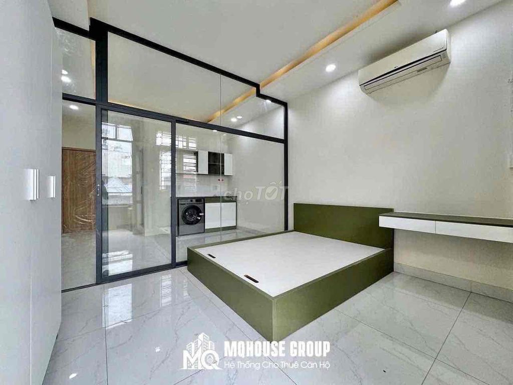 Yên Thế balcony studio right at the airport, move in right away.