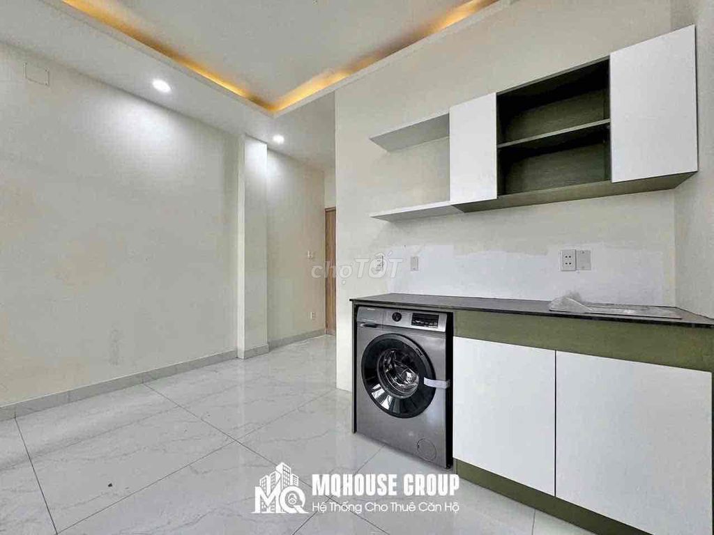 Yên Thế balcony studio right at the airport, move in right away.