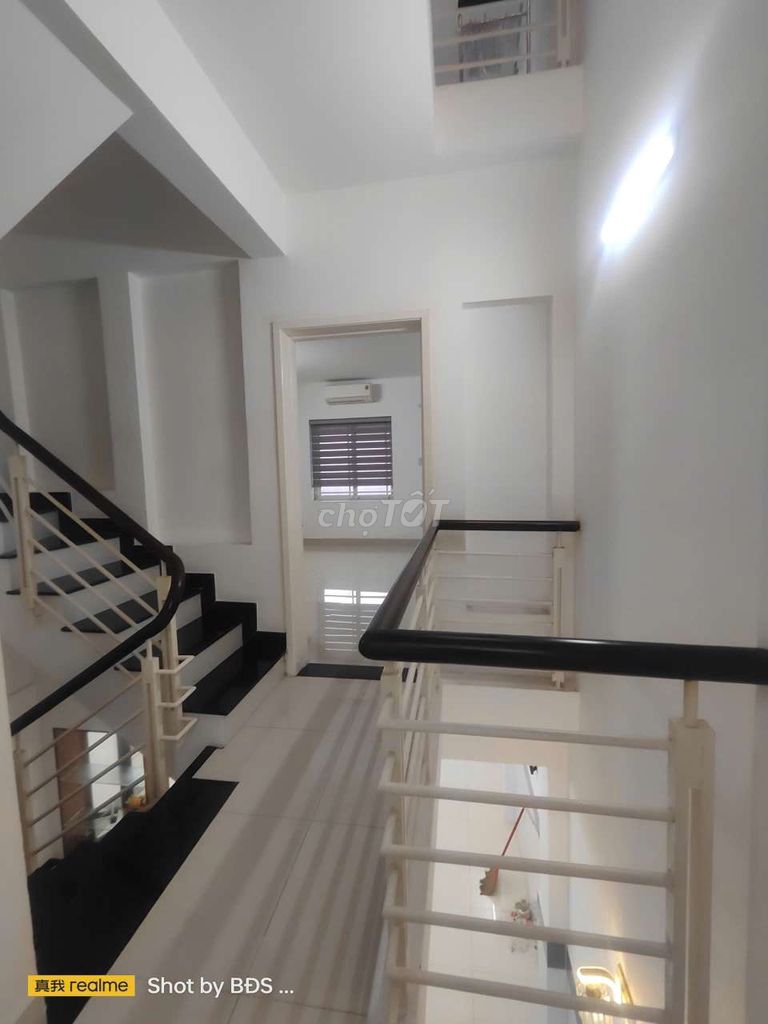 Nice place. Two floors of Quốc Lộ 13 Hiệp Bình Phước.11 million a month.