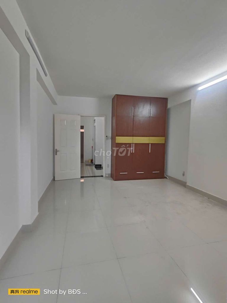 Nice place. Two floors of Quốc Lộ 13 Hiệp Bình Phước.11 million a month.