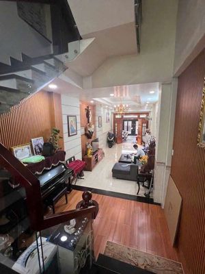 Need to rent a pttn house near the Luxex Market. 4 x28.1 floor 5th floor bedroom 5 ws.
