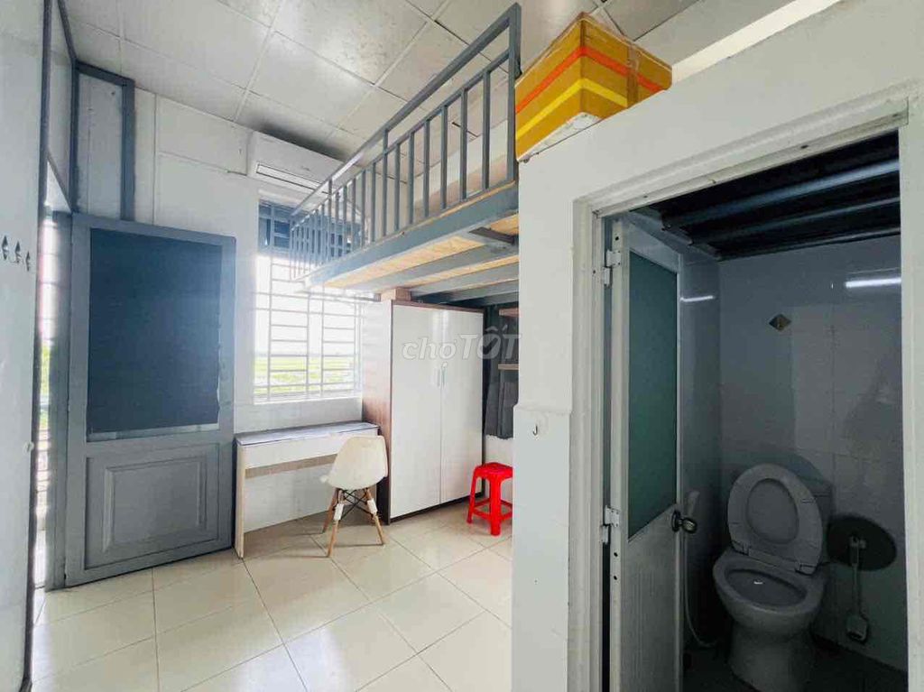 Rent room, balcony, airline academy.