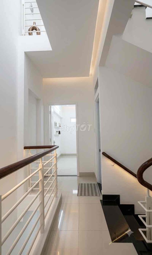 The 3th floor is clean and moving in.