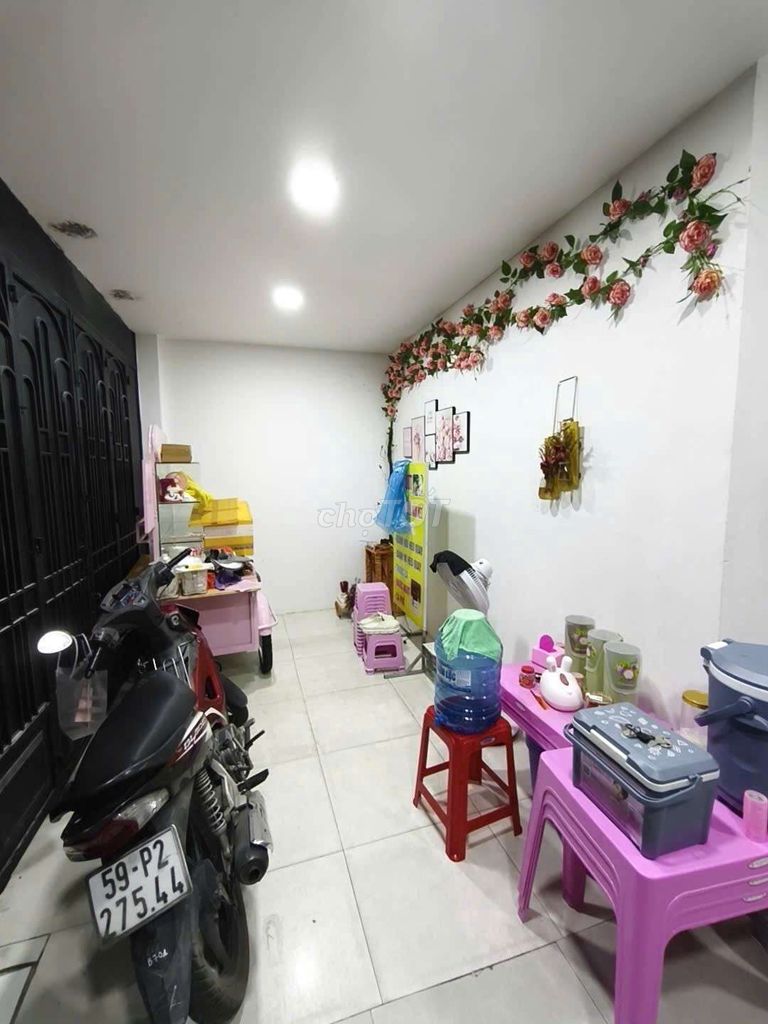 rents kiot in front of Chu Văn An - Tân Phú