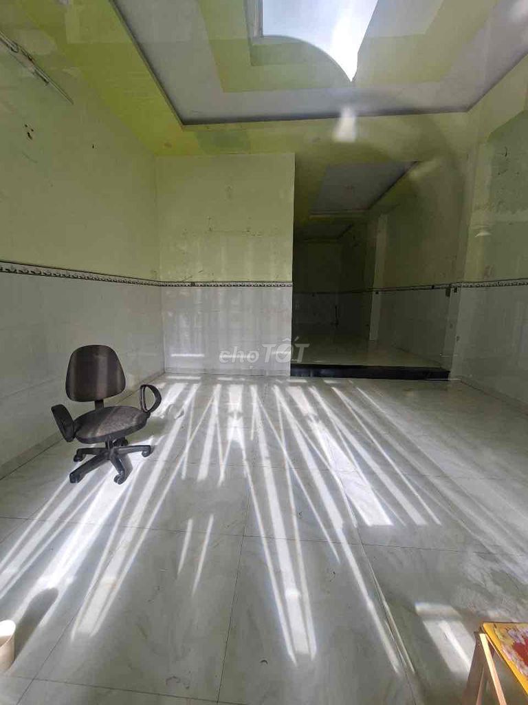 The entire ceiling is at 5 x 12 meters. One floor, three bedroom, two bathrooms.