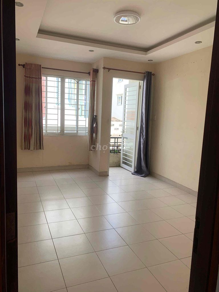 The entire ceiling is at 5 x 12 meters. One floor, three bedroom, two bathrooms.