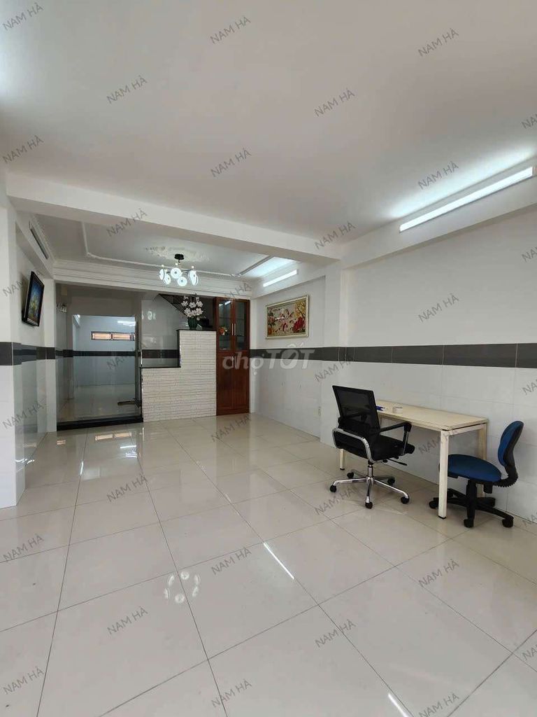 The ground floor is two floors three bedrooms near the peace house.