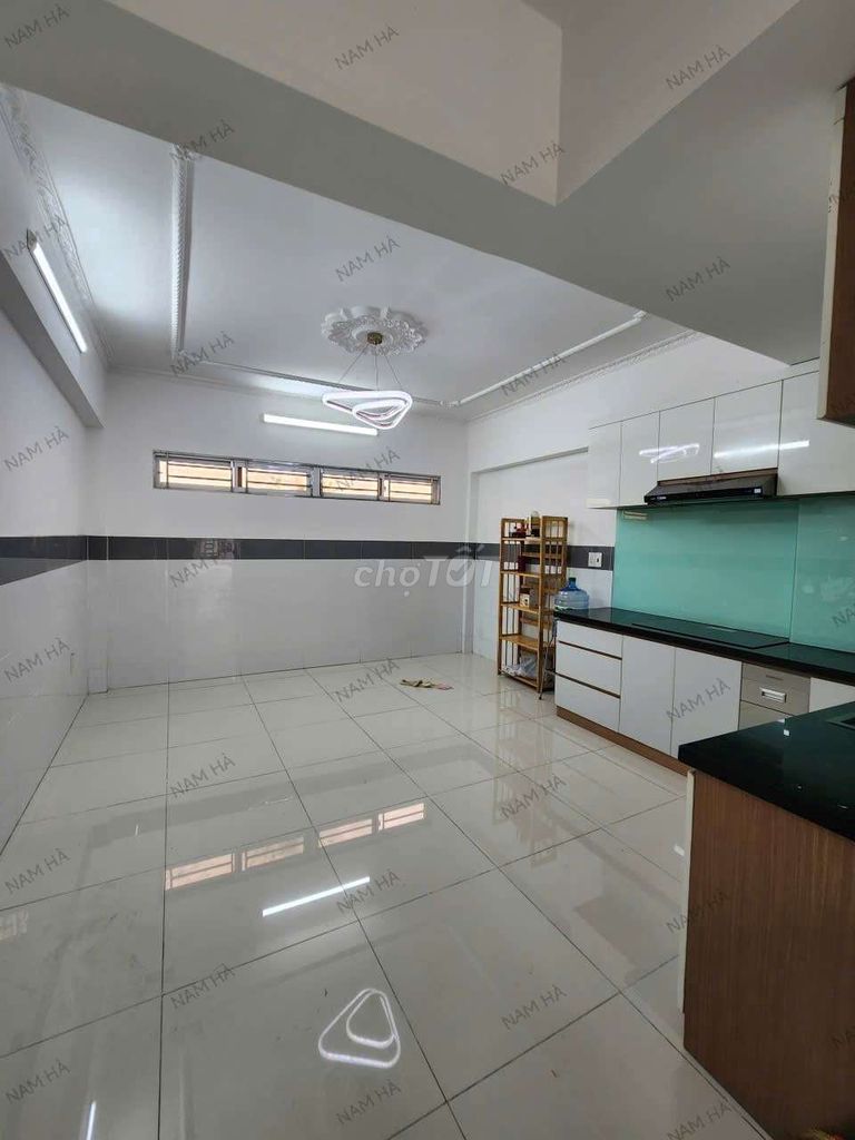 The ground floor is two floors three bedrooms near the peace house.