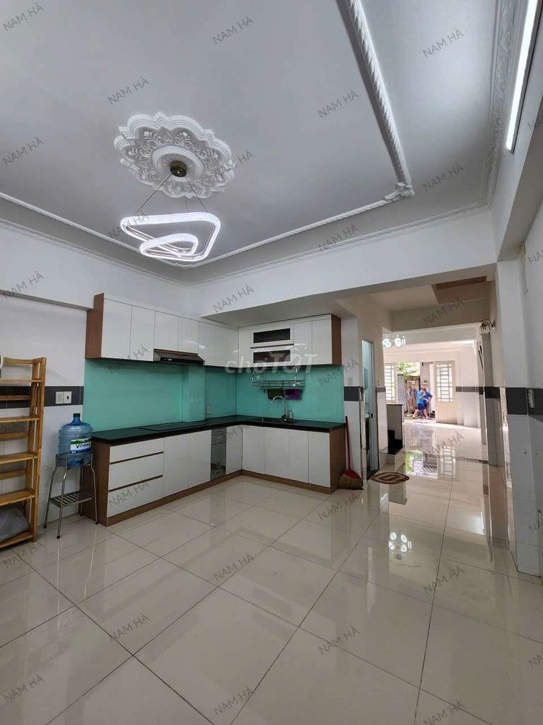 The ground floor is two floors three bedrooms near the peace house.