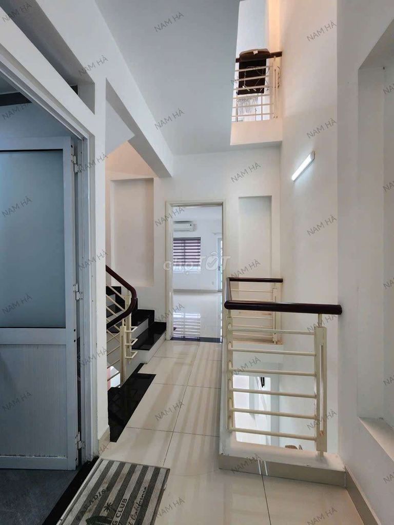 The ground floor is two floors three bedrooms near the peace house.