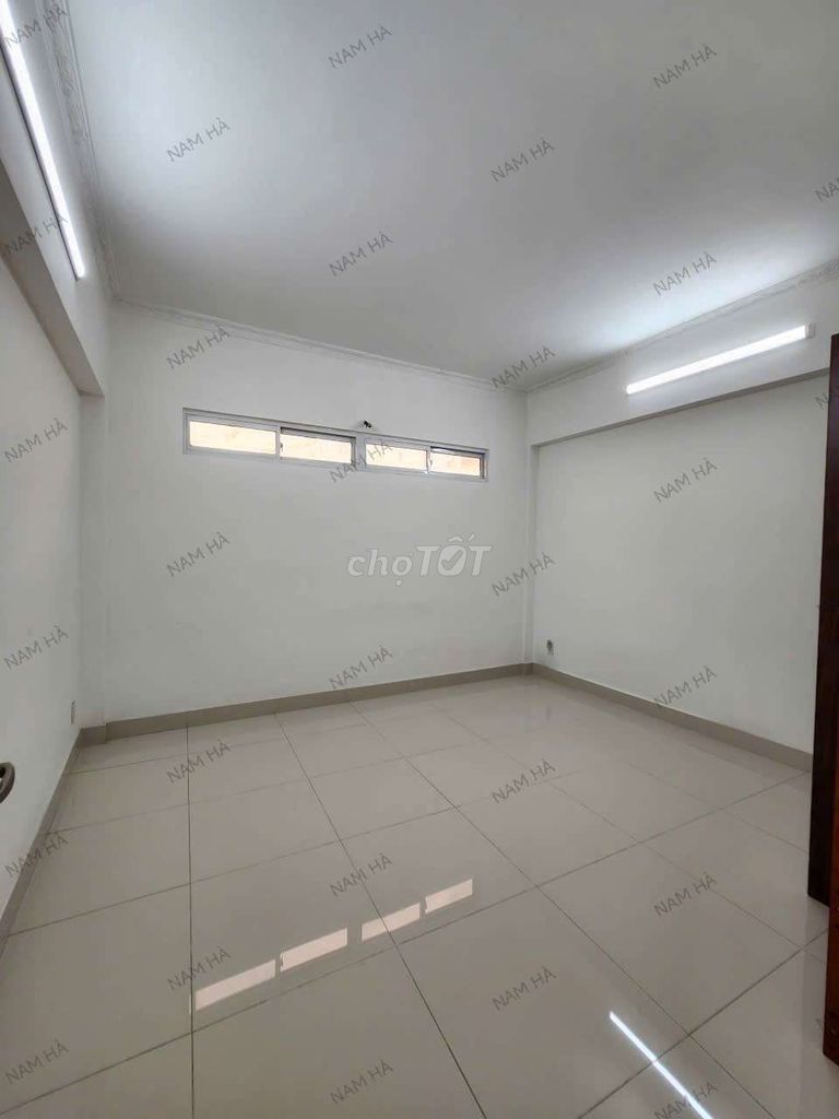 The ground floor is two floors three bedrooms near the peace house.