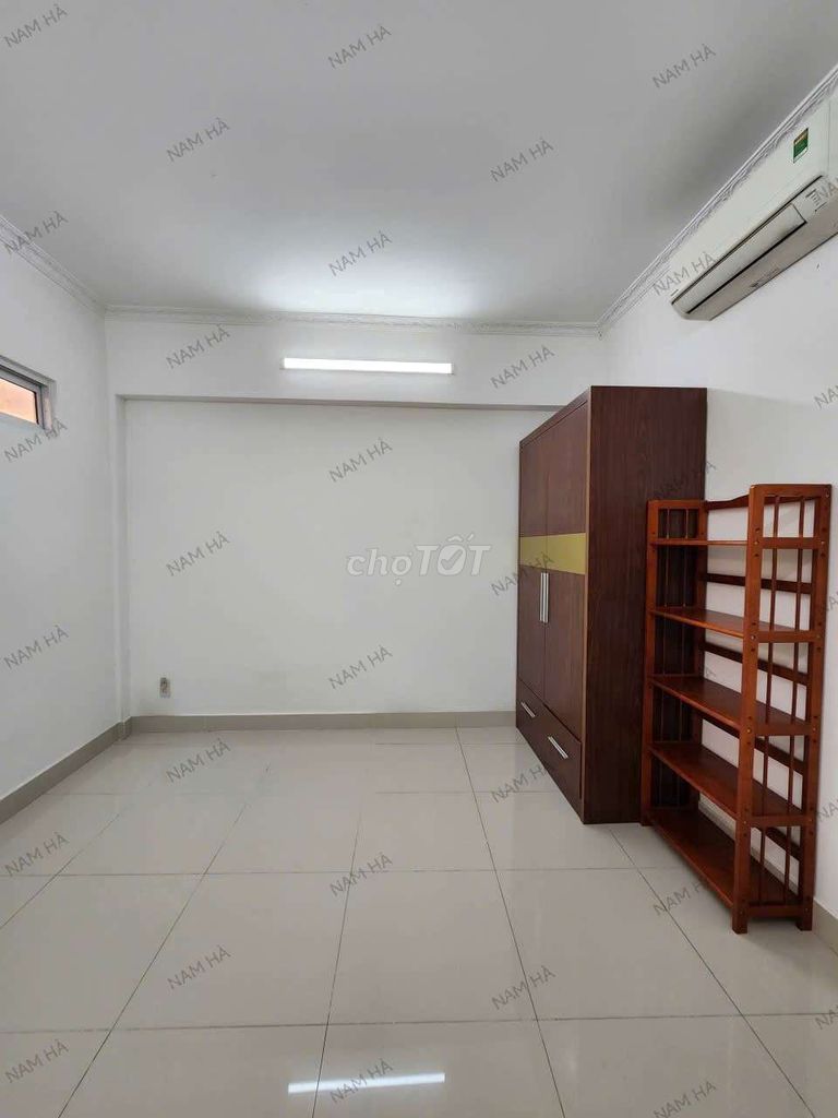 The ground floor is two floors three bedrooms near the peace house.