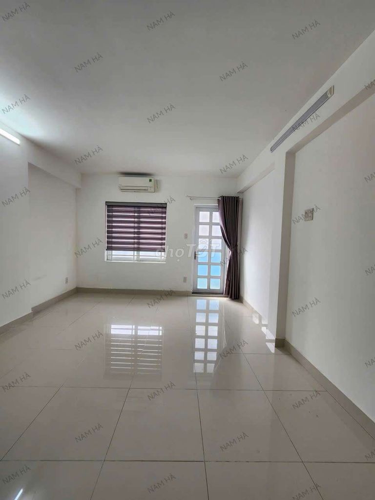 The ground floor is two floors three bedrooms near the peace house.