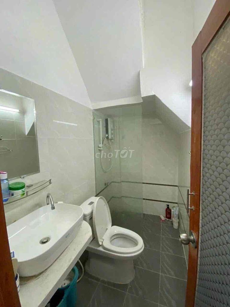 Nice new place. Two bedrooms. Two with a pen.