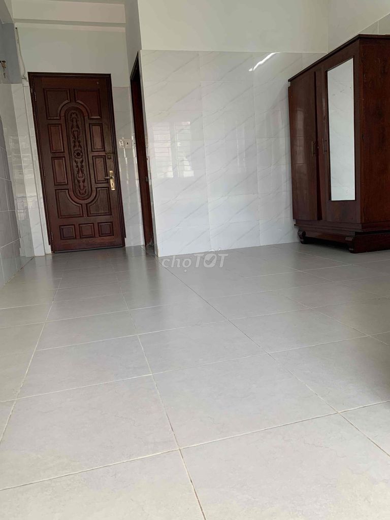The Bình Thạnh hotel is cheap.