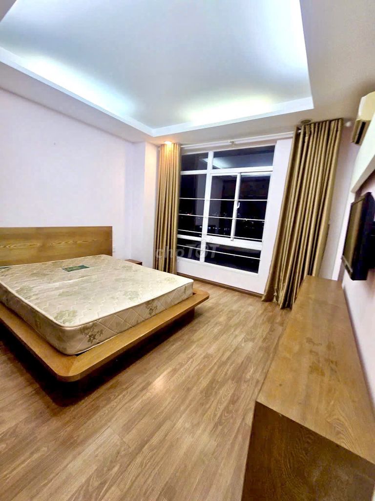 Ended building, 624 Lạc Long Quân rents three bedrooms renting 15 million a month.