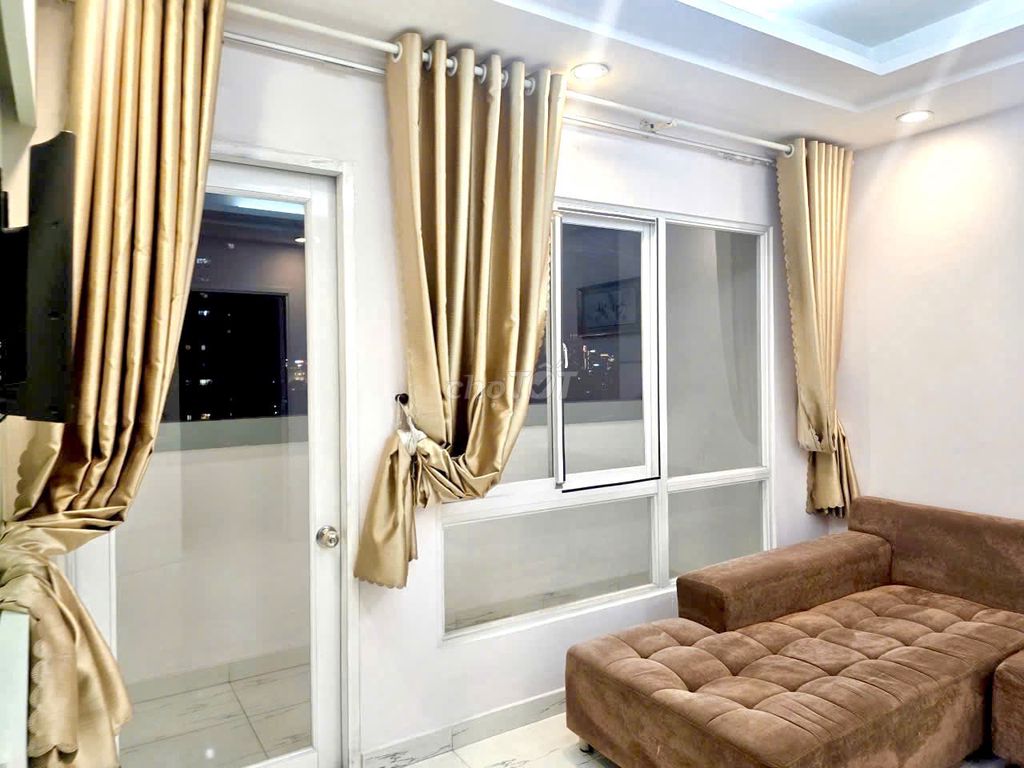 Ended building, 624 Lạc Long Quân rents three bedrooms renting 15 million a month.