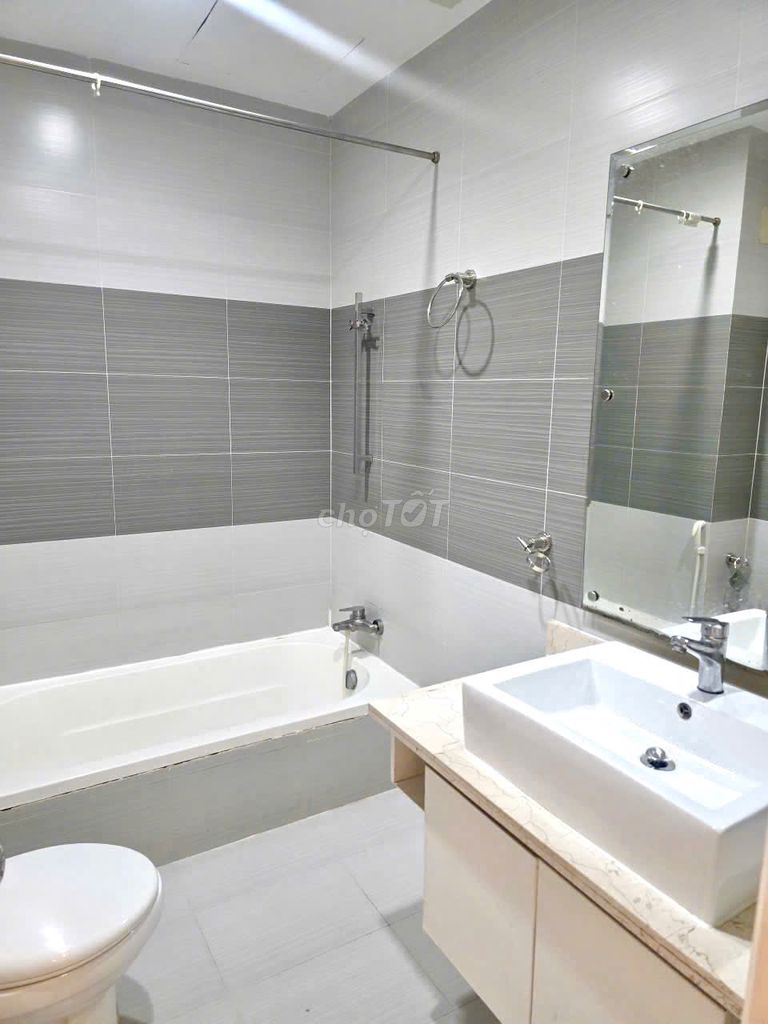 Ended building, 624 Lạc Long Quân rents three bedrooms renting 15 million a month.
